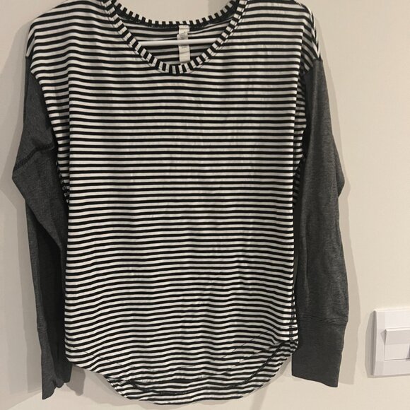 Lululemon striped long sleeve size 2 - Picture 4 of 7